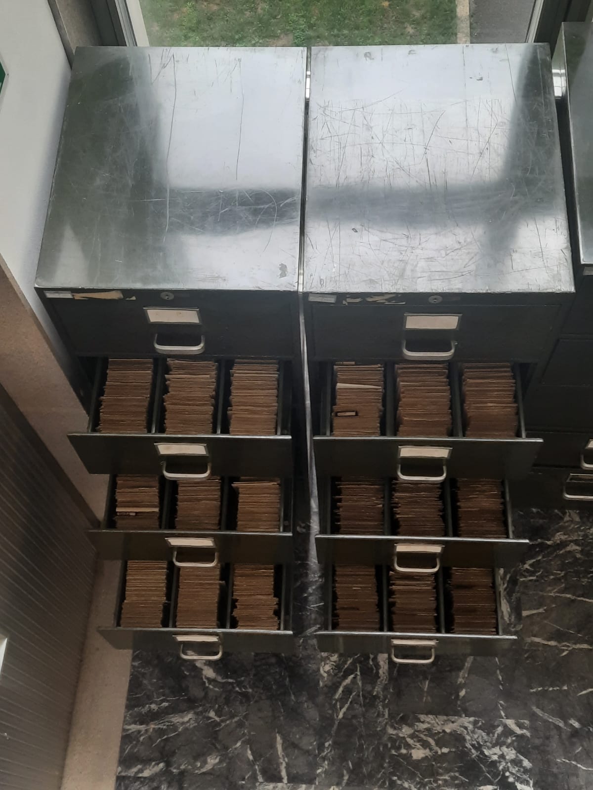 Cassettiere dove sono contenute le quasi 34000 schede di prigionieri, di civili deportati o di profughi fuggiti dalla Iugoslavia, fondo della Croce Rossa Italiana.